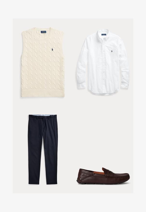 Gilet sans manches en maille torsadée couleur crème, avec bords côtelés et petit logo Polo Ralph Lauren bleu foncé sur la poitrine gauche.; Chemise blanche à manches longues avec boutons et col, avec un petit logo foncé sur la poitrine gauche, posée à plat sur un fond clair.; Pantalon habillé bleu marine pour homme avec passants de ceinture, braguette zippée et poches latérales, posé à plat sur fond blanc.; Mocassin homme en cuir marron foncé avec détail cousu et semelle en caoutchouc, montré de côté sur un fond uni.