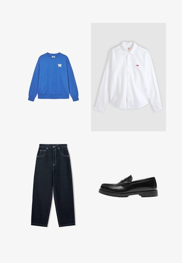 Blauwe crewneck sweatshirt van zacht katoen, met een wit logo op de linkerkant van de borst en geribbelde boorden en zoom. Glad textuur.; Witte blouse met lange mouwen, knoopsluiting en kraag, met klein rood Levi's-logo op het linkerborstgedeelte op een neutrale achtergrond.; Wijdbenige, donkerblauwe spijkerbroek met contrasterende witte stiksels, vijf zakken en een knoopsluiting. Voorzien van een hoge taille.; Zwarte leren loafer met een dikke rubberen zool en klassieke penny-strap details, gezien vanaf de buitenkant.