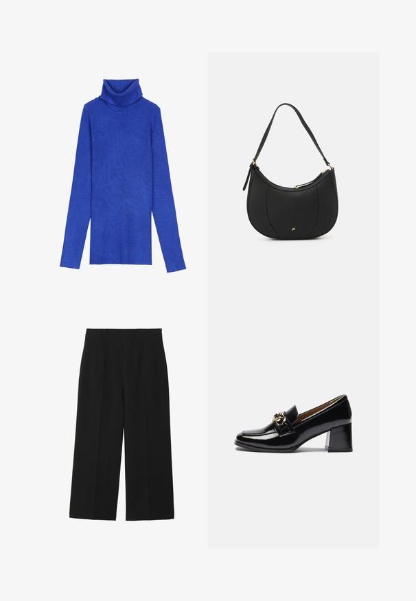Kongeligt blåt ribstrikket turtleneck-sweater lavet af tekstureret stof med lange ærmer og en fold-over krave, der har en smal pasform.; Sorte breddebenede bukser lavet af glat stof, med to forlommer, flad front og lynlås lukning på siden.; Sorte patentlæder hæl loafers med rund tå, kraftigere hæl og en guldfarvet hardwaredetalje på den forreste rem.; Sort læderhåndtaske med en buet form, struktureret overflade, forreste syninger og et logo i guldfarve. Har en enkelt justerbar rem.
