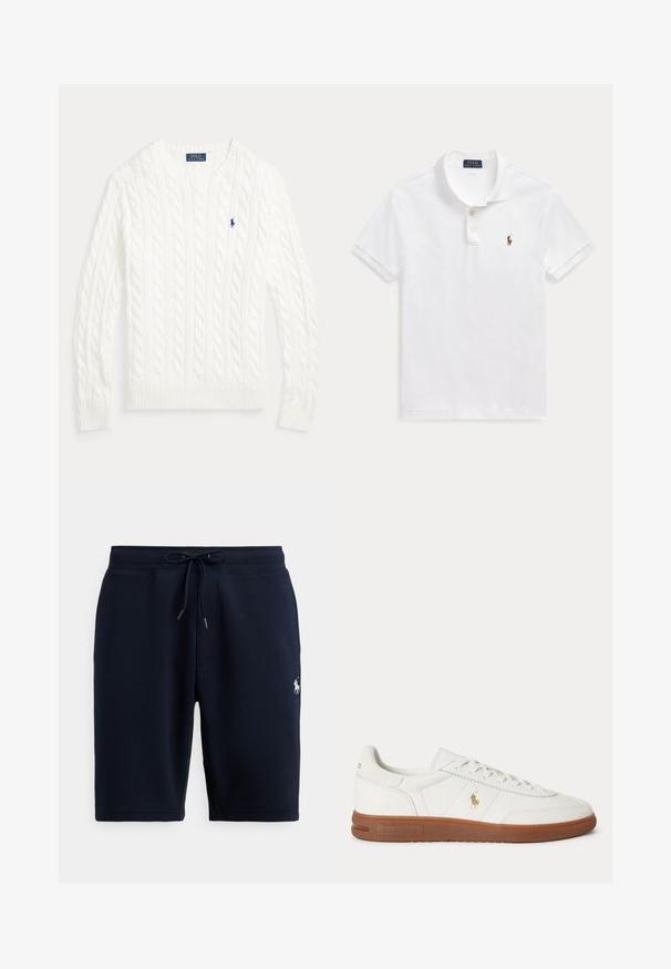 Witte kabelgebreide trui met ronde hals, lange mouwen en klein blauw Polo Ralph Lauren-logo op de linkerborst.; Wit poloshirt met korte mouwen, kraag, twee knopen en een klein geborduurd logo van een persoon te paard op de borst.; Marineblauwe katoenen sportshorts met een elastische tailleband, trekkoord en logo-accent aan de linkerkant. Gladde textuur, tot aan de knieën.; Witte lage sneaker met bruine zool, veters aan de voorkant en klein gouden Polo Ralph Lauren-logo aan de zijkant.