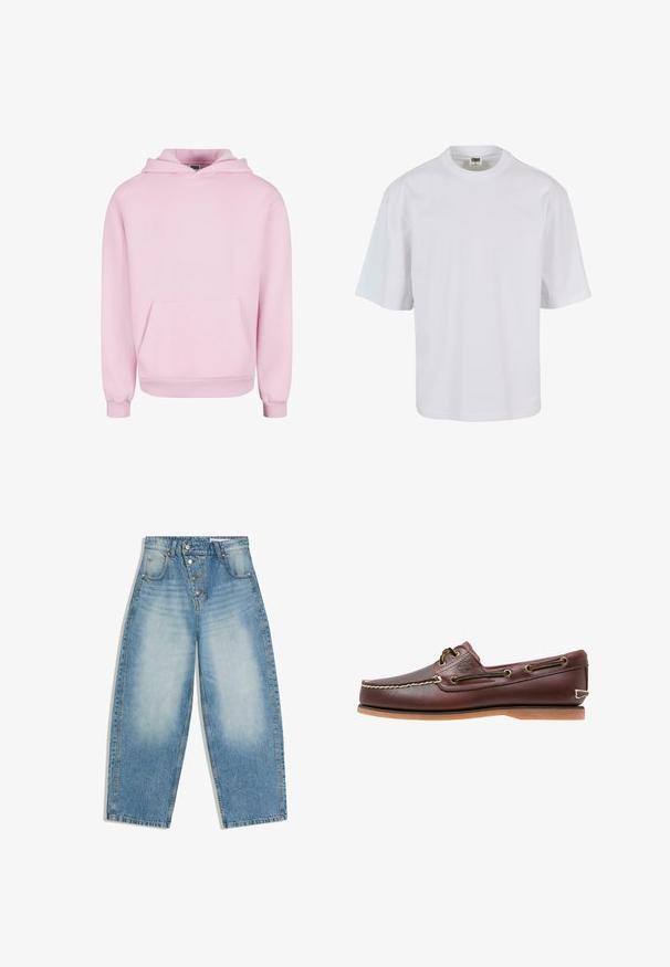 Lyserød hættetrøje lavet af blødt stof. Har en frontlomme, snor til hætten og ribbede manchetter for en tætsiddende pasform. Enkel design.; Hvid, kortærmet t-shirt lavet af bomuld. Har rund halsudskæring og løs pasform med en glat tekstur og ingen synlige mønstre eller grafik.; Blå, højtsiddende jeans med vide ben, lukket med knapper og med falmede detaljer på forreste lår og lommer.; Brun læder bådsko med hvide sømme, snøre detaljer og lysbrun gummisål, vist fra siden på hvid baggrund.