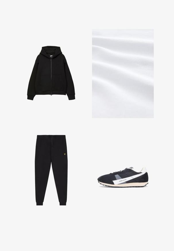 Zwarte zip-up hoodie met een capuchon, twee voorzakken, ribgebreide mouwen en onderrand. Gemaakt van zachte stof met een minimalistisch ontwerp en subtiele logo-details.; Zacht, glad wit stof met subtiele horizontale vouwen en een fijn, gestructureerd weefpatroon, gelijkmatig verlicht zonder schaduwen.; Zwarte joggingsbroek met elastische taille en trekkoord, taps toelopende pijpen met boorden en een klein geel geborduurd logo op de rechterdij.; Zwart-grijze sneakers met een bovenwerk van mesh, suède accenten, een wit logo en streepdessin, en een gestructureerde rubberen zool.