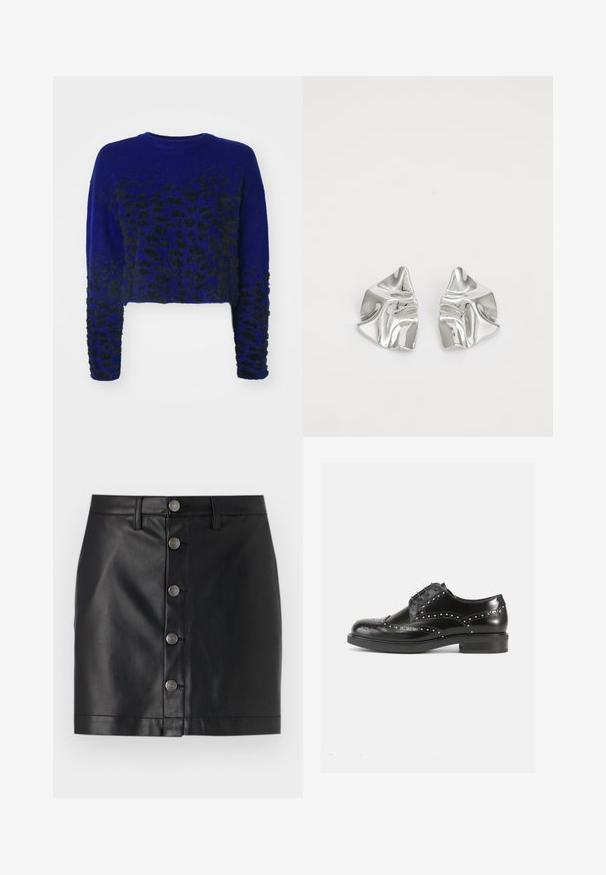 Blå cropped sweater med sort leopardprint design, strikket tekstur, rund halsudskæring og lange ærmer. Blødt, fuzzy stof.; Sort læderskirt med tætsiddende design, der har fem sølvfarvede metalknapper ned foran og en lige kant. Glat tekstur.; Sort lædersko med brogue-detaljer, rund tå, fem snørehuller og metalnitteaccenter langs siderne. Flad gummisål.; Sølvmetal øreringe med et bølgende, skulpturelt design, der har en poleret overflade og uregelmæssige former, hvilket fremhæver en moderne æstetik.
