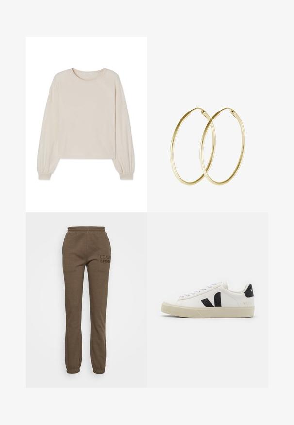 Lys beige cropped sweater lavet af blødt stof, med rund halsudskæring og lange pufærmer med elastiske manchetter. Ingen mønstre eller pynt.; Noisy May NMALDEN LOGO PANT - Træningsbukser - crocodile; Hvide lædersneakers med sort gummiv V-logo. Tekstureret off-white sål, hvide snørebånd og bagside med brandnavn i sort.; Guld hoops øreringe med et glat, rundt design og en blank finish. Letvægts konstruktion med en sikker låsemekanisme.