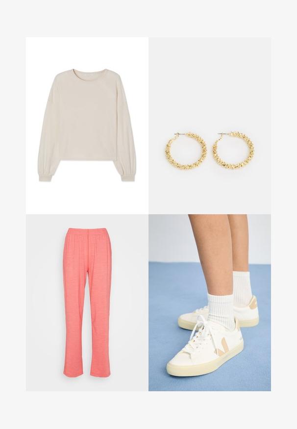 Lys beige cropped sweater lavet af blødt stof, med rund halsudskæring og lange pufærmer med elastiske manchetter. Ingen mønstre eller pynt.; American Vintage VAM - Bukser - fraisier; Hvide sneakers med brune detaljer, rund tå og hvide snørebånd. Båret sammen med ribbede hvide strømper, sat mod en lys blå baggrund.; Guldøreringe med en struktureret overflade og små, rundede detaljer. Cirkulært design og stiftbaglukning.