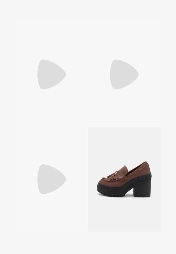 ONLY MATERNITY OLMLITA EMMA - Buksedragter - black; Brune platform loafers med rund tå, frynsede detaljer, syede dekorationer, og en tyk sort gummihæl med en tekstureret sål.; Lille håndtaske med mørkebrun og lys beige dyreprintmønster samt kort skulderrem på hvid baggrund.; Sølvmetalløreringe med en børstet tekstur, der har et cirkulært design og en klar post til sikker bæring.