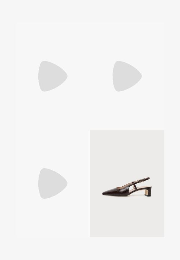 Blouse lilas à manches larges avec détail de collier de perles dorées, associée à un pantalon droit taille haute sur fond blanc.; Chaussure slingback en cuir marron foncé à texture crocodile, bout pointu, talon bas bloc et bride ajustable avec boucle dorée.; Sac à main en cuir gris de forme arrondie, fermeture supérieure avec deux grandes sphères argentées, et une seule anse.; Boucles d'oreilles en clip argentées avec un design en spirale, présentant une texture métallique lisse et des formes arrondies. Pas d'embellissements ou de motifs visibles.