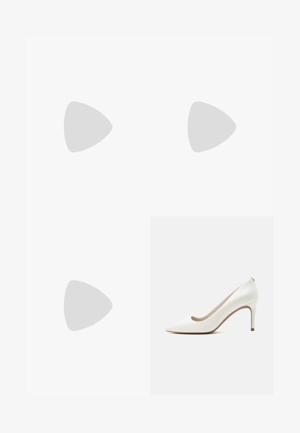 Navyblauwe jumpsuit van zachte stof, voorzien van lange mouwen, een kraag, knoopsluiting aan de voorkant en een wikkeldesign met een ceintuur in de taille.; Witte leren pumps met spits toelopende neus, een smalle hoge hak en een gladde afwerking, zijkant weergegeven op een effen lichte achtergrond.; Kleine bordeauxrode leren clutch-portemonnee met zilverkleurige metalen sluiting en polsbandje op een witte achtergrond.; Twee gebogen zilveren oorbellen, de één groter dan de ander, beide versierd met kleine fonkelende kristallen langs één rand.