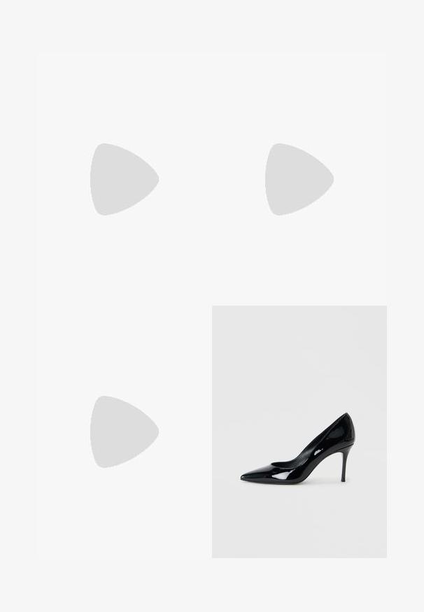 Body en dentelle avec un design floral noir ajusté, featuring des fines bretelles, un décolleté en cœur et des jambes évasées avec une finition transparente.; Escarpin en cuir verni noir avec un bout pointu et un talon aiguille délicat. Texture lisse avec un fini brillant et un design minimaliste.; Pochette en fausse fourrure marron avec fermoir et chaîne dorés. Texture douce, forme triangulaire, et aspect légèrement duveteux.; Broche ornementale dorée en forme de clé avec cristaux transparents, détails en filigrane, et chaîne en or suspendue avec perles et breloques en cristal sur fond blanc.