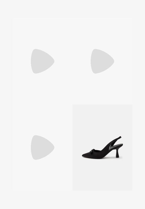 Combinaison bleu clair avec col en halter, détails volants sur le devant, coupe ample et tissu texturé.; Chaussure à talon haut slingback noire à bout pointu avec un petit nœud sur le devant et un talon fin, présentée sur un fond blanc.; Sac à main métallique argenté brillant avec une forme arrondie, une poignée ovale découpée et une bandoulière en chaîne argentée sur un fond clair uni.; Une paire de boucles d'oreilles en croissant argenté poli avec des supports en plastique transparent sur une surface blanche.