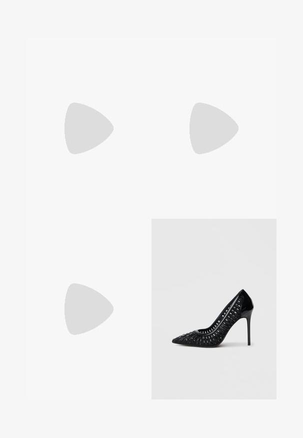 Schwarzer Ein-Schulter-Jumpsuit mit tailliertem Oberteil, plissierten Shorts und einer Schleifendetail an der Schulter, gefertigt aus einem weichen, dehnbaren Material.; Schwarzer High-Heel-Schuh mit spitz zulaufender Spitze und offenem Gitterdesign. Hergestellt aus glänzendem Material, mit elegantem Stilettoabsatz.; Kleine beiger, gewebter Handtasche mit einem einzigen Riemen und goldener Kettendetail, vor schlichtem hellem Hintergrund gezeigt.; Silberne Ohrringe in Form eines gebogenen Buchstabens C, verziert mit klaren, runden Strasssteinen entlang der Kante. Glatte metallische Textur.