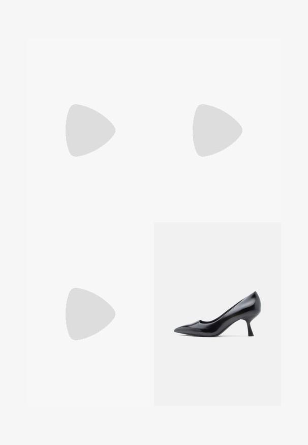 Sort jumpsuit med lange ærmer, udsmykket bodice med krystaller og fjer-accenter ved manchetterne. Bred ben-design, slank silhuet.; Sort laklæderstilet med spids tå og en mellemhøj stilet hæl. Glat tekstur og minimalistisk design uden synlige dekorationer.; Sort læderhåndtaske med en rundet form, dekoreret med sølvnitter, og et kort håndtag. Glat tekstur og lynlåslukning.; Sølv metal øreringe med et glat, afrundet design, der ligner en dråbeform, og har en reflekterende overflade og sømløs finish.