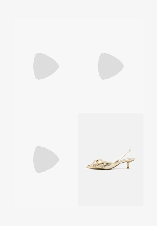 Hele sinine jumpsuit, millel on kaela tagant kinnituv rihm, volangid esiosas, laiad sääred ja tekstureeritud kangas.; Kullatud metallik slingback kingad terava varbaga, tekstureeritud viimistlusega, dekoratiivse paela detailiga ja madala ruudu kontsaga.; Valge nahast käsipadi, millel on kogutud disain, kuldne kett ja ümar kuju. Sile tekstuur pehmete voltidega ja ilma mustriteta.; Kuus ebaühtlaselt kujundatud läbipaistvat ja peegeldavat klaasitaolist tükki, paigutatud valgele taustale.