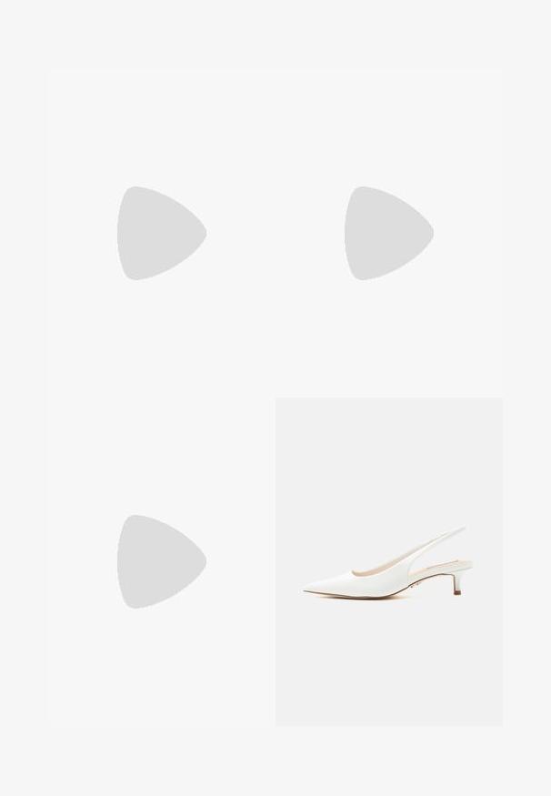 En-shoulder blå jumpsuit med en tætsiddende bodice, brede plisserede bukser og glat tekstur. Fremstillet af et let stof.; Hvid læderslingback sko med spids tå og lav kittenhæl på en ensartet lys baggrund.; Hvid taske i faux læder med en struktureret trekantet form, enkelt justerbart skulderstrop og en flaplås med kurver.; Sølvøreringe i form af hoops med en glat, blank finish. Cirkulær form, der har en sikker lås. Simpelt og elegant design.