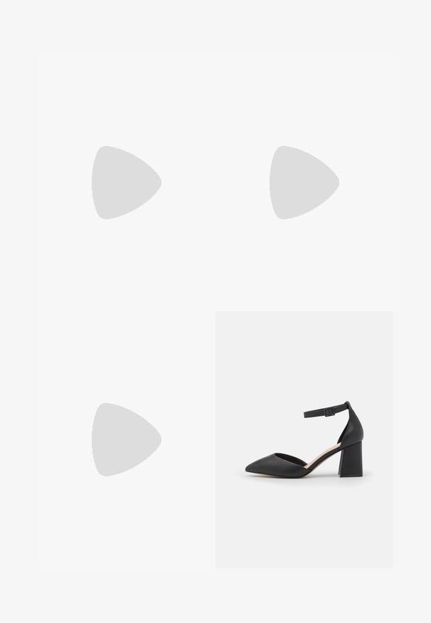 Schwarzer Jumpsuit mit Halterneck-Design und verziertem Saum. Weitere Beinsilhouette mit gefälteltem Detail an der Vorderseite.; Schwarzer Pumps aus Leder mit geschlossenem Zehenbereich, Blockabsatz und verstellbarem Knöchelriemen, auf weißem Hintergrund dargestellt.; Schwarze Tasche mit gestepptem Design, geschwungener Form, goldfarbendem Reißverschluss und verstellbarem Trageriemen. Hergestellt aus glattem Leder.; Silberne Creolen mit einem Bogen-Detail in der Mitte, die eine polierte Oberfläche und eine glatte Textur präsentieren.