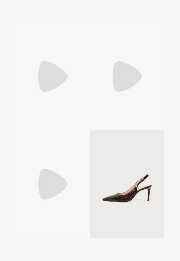 Mørkeblå jumpsuit med tynde stropper, tætsiddende bodice og brede bukser. Har en lynlås bagpå og en glat stofstruktur.; Mørkebrun slingback pump med krokodillepræget læder, spids snude og mellemhøj stilet hæl på ensfarvet baggrund.; Lille bordeauxlæder clutch-pung med sølv metal lukning og håndledsrem på hvid baggrund.; Sølv clip-on øreringe med spiralmønster, der har en glat metallisk tekstur og runde former. Ingen synlige udsmykninger eller mønstre.