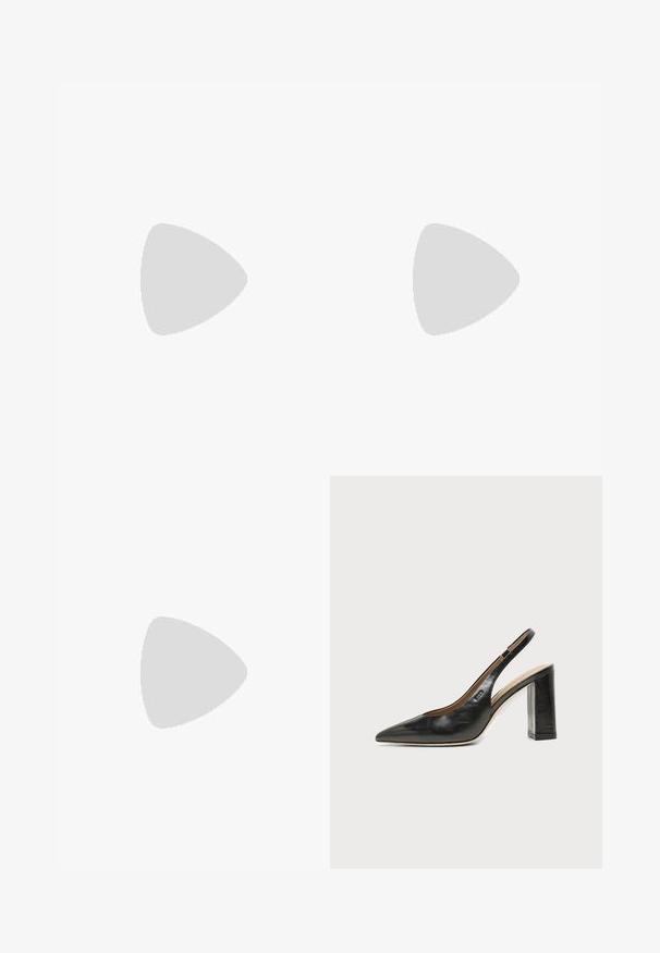 Combinaison noire avec un col halter, texture plissée et design à jambes larges. Fabriquée dans un matériau léger, idéale pour les occasions formelles.; Chaussure slingback en cuir noir à bout pointu avec un talon bloc haut et une doublure intérieure beige sur un fond clair uni.; Pochette en cuir noir lisse avec une fine lanière de poignet, forme rectangulaire, et logo embossé subtil centré sur le devant.; Paire de petites boucles d'oreilles créoles argentées brillantes avec une base ronde, présentées sur un fond clair uni.