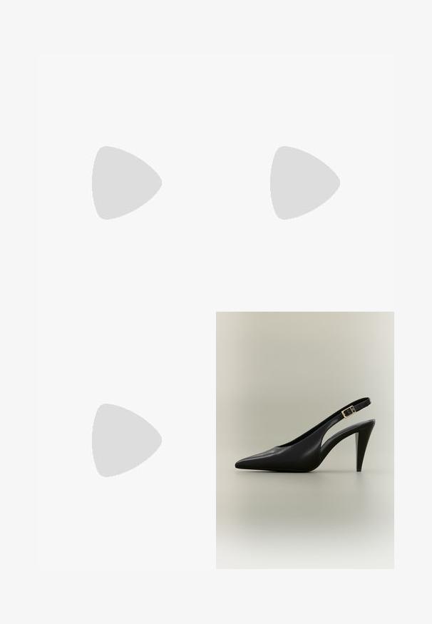 Combinaison beige plissée sans manches avec col halter et pantalon large, avec liens latéraux à la taille.; Escarpin à bride arrière en cuir noir avec bout pointu, boucle dorée et talon effilé sur un fond neutre.; Sac à main en cuir noir avec une poignée arrondie, accent logo doré et bandoulière amovible. Texture lisse et forme structurée.; Paire de boucles d'oreilles créoles dorées avec un petit détail boucle ton argent sur chaque, exposées sur fond gris clair.