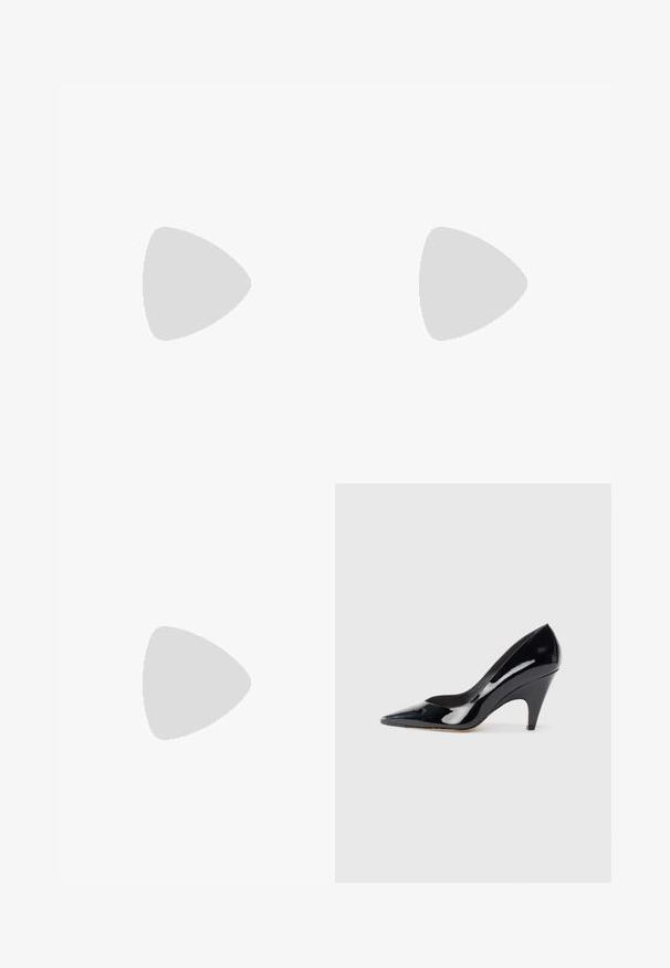 Brauner Mesh-Body mit langen Ärmeln und einem Mockneck. Verfügt über ein nahtloses Design mit einer figurbetonten Silhouette und minimalen Nähten.; Schwarzer Lackleder-High-Heel-Schuh mit spitz zulaufender Zehenpartie und geschwungenem Absatz, der eine glatte, reflektierende Oberfläche aufweist.; Schwarze, gesteppte, rechteckige Handtasche mit zwei oberen Griffen, abnehmbarem breitem Schulterriemen und kleiner, gebrandeter Metallplatte in der Mitte auf der Vorderseite.; Silberne Creolen mit gedrehtem Design. Abgerundete Kanten und glänzende Oberfläche. Offen schließende Verschlüsse für einfaches An- und Ausziehen. Glatte Textur durchgehend.