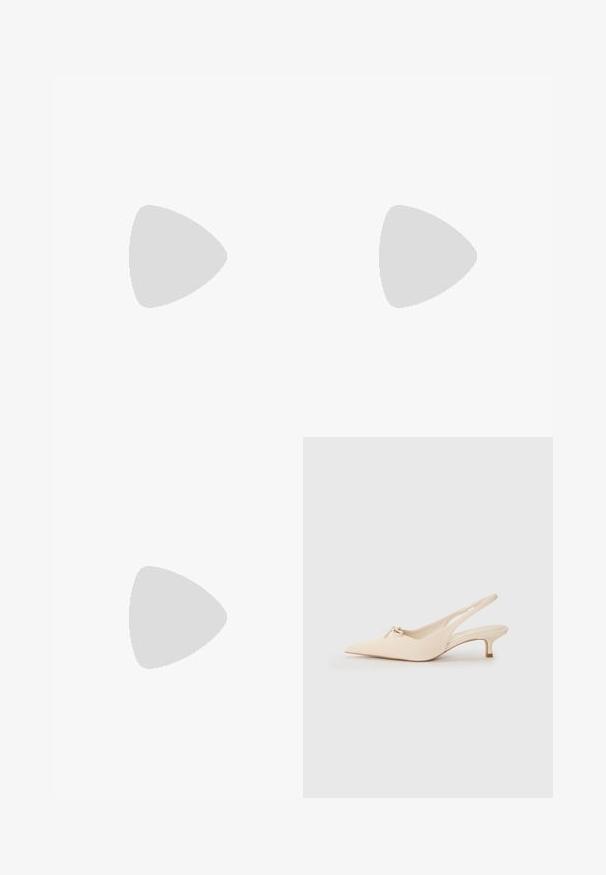Brun jumpsuit med V-udskæring, tynde stropper, udskårne broderidetaljer på siderne og brede bukser med plisseret design.; Spidsnæbbede slingback sko i off-white læder, med en lille sløjfedetalje og en lav kitten heel. Glat tekstur, minimalistisk design.; Brun vævet læderhåndtaske med hvid piping, guldfarvet lynlås og aftagelig brun stofskulderrem.; Guldtonet kædehalskæde med seks uregelmæssige, hamret ovale og runde metalplader forbundet sammen og justerbar lås.