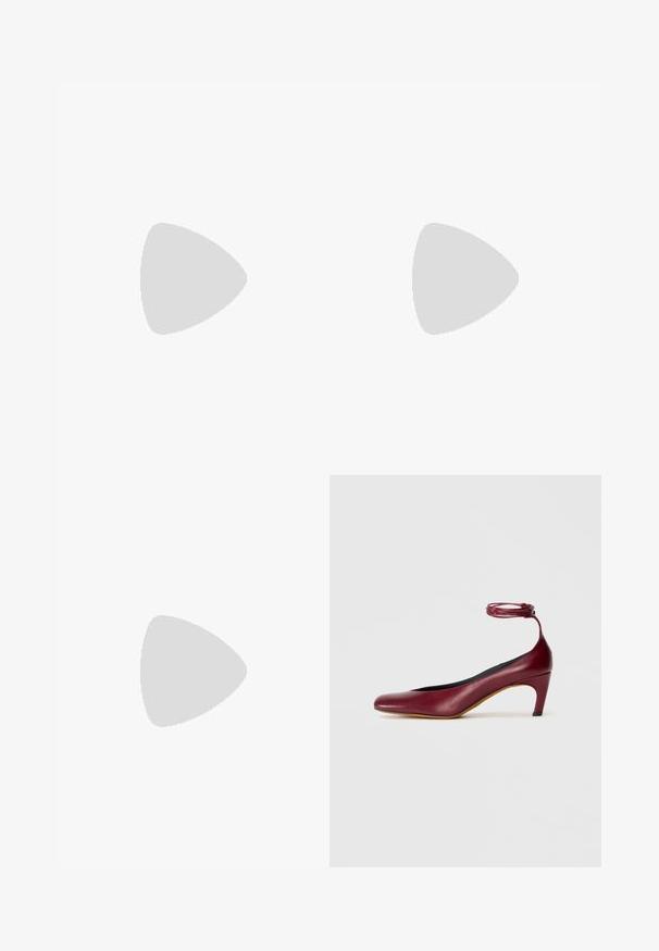 Musthave musta pikkade varrukatega jumpsuit, millel on ruudukujuline kaelus, kehas kokkuvolditud disain ja ja kitsa säärega, valmistatud venivast kangast.; Burgundi värvi nahast kõrged kontsad ümmarguste varvaste ja pahkluu rihmaga, mõõduka koonusja kontsaga ja sileda viimistlusega.; Must läikiv ristkülikukujuline rahakott ees oleva rihma ja hõbedase metallist kinnitusega, valgel tasasel taustal.; Tugevast kullast kettst käevõru kõverate lülidega ja kahe valge pärliga heledal taustal.