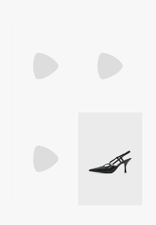 Combinaison noire à jambes larges avec un décolleté carré, des bretelles réglables, une taille ceinturée avec une boucle rectangulaire et des détails plissés à l'avant.; Escarpin slingback en cuir noir à bout pointu avec fines brides et une petite boucle décorative argentée sur le côté.; Pochette noire à franges avec fermoir argenté et chaîne, sur un fond clair uni.; Boucles d'oreilles en argent en forme de créoles, ornées d'un cœur et d'un pendentif en forme de diamant. Texture lisse avec une finition polie.