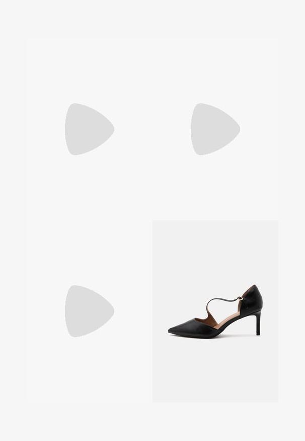 Lichtblauwe jumpsuit met halternek, gerimpelde details aan de voorkant, wijde pijpen en textuurstof.; Zwarte leren pumps met een puntige neus, een smalle enkelband en een midhoge stilettohak op een witte achtergrond.; Zachte, crèmekleurige leren clutch met geplooid, gerimpeld ontwerp en een dunne schouderriem die vooraan op een effen achtergrond ligt.; Zilverkleurige oorringen met een gladde, ronde vorm en een gepolijste afwerking. Beide oorbellen zijn van dezelfde grootte en hebben een veilige sluitmechanisme.