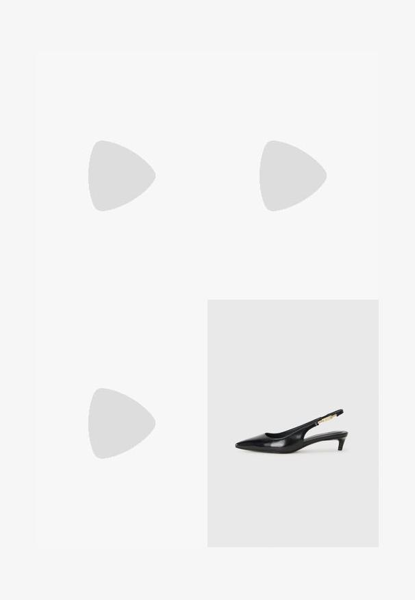 Combinaison noire avec un col halter, texture plissée et design à jambes larges. Fabriquée dans un matériau léger, idéale pour les occasions formelles.; Talons hauts en cuir noir avec un bout pointu, dotés d'un talon fin et d'un accent en ton or sur la lanière réglable. Texture lisse.; Sac d'épaule en cuir noir de forme triangulaire, avec un logo embossé et une seule bandoulière réglable. Design minimaliste avec une texture lisse.; Boucles d'oreilles en argent en forme de goutte avec des surfaces lisses, rondes et réfléchissantes, suspendues à des fermoirs à ressort. L'arrière-plan est blanc uni.