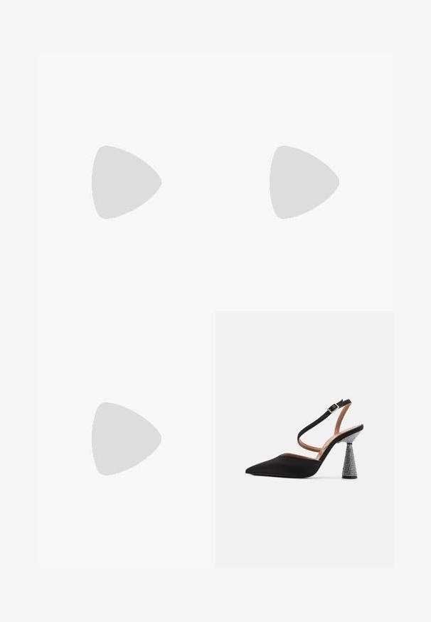 VILA VIPLUSA PLISSE  - Jumpsuit - black; Zwarte slingback hoge hak met een spitse neus, satijnen stof en een getextureerde, met kristallen versierde conische hak. Verstelbare enkelband.; Zwarte patenten leren handtas met een krokodillenstructuur, gouden hardware, een bovenhandvat en een afneembare schouderband. Rechthoekige vorm met een klepafsluiting.; Gouden draadoorbellen met een gestructureerde, druppelvorm en een gladde, ronde bovenkant, met verticale lijnen die een textuurpatroon creëren.