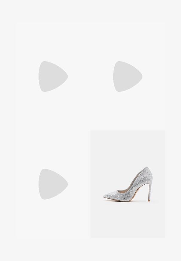 Zwart jumpsuit met een halternekontwerp, voorzien van versierde rand. Wijd gesneden silhouet met geplooide details aan de voorkant.; Zilveren hoge hak pump met een puntige neus, versierd met strassstenen, een gladde textuur en een stiletto hak die naar een smalle basis toeloopt.; Zilverkleurige handtas met een geknoopte bovenhandgreep, rechthoekige vorm, bedekt met kleine, ronde rhinestones, gladde textuur.; Zilverkleurige oorbellen met meerdere heldere kristalgesteenten in druppel- en marquisevormen, met sluitingen met een leversysteem en ingewikkelde details.
