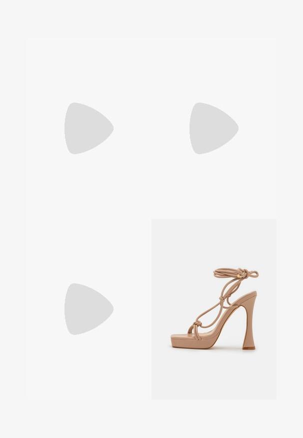 Marineblå jumpsuit med én blondelangærmet, tætsiddende overdel, lige ben-design og glat tekstur hele vejen igennem.; Glamorous Højhælede sandaletter / Højhælede sandaler - nude; Guldmetallic clutchtaske med en rynket tekstur, blød rund form og en aftagelig kæderekke. Har et sammenfoldet design øverst.; Guld snoede hoops øreringe med en glat overflade, der har en transparent baggrund og hardware i guldtoner.
