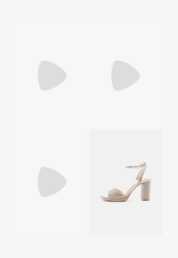 En-shoulder blå jumpsuit med en tætsiddende bodice, brede plisserede bukser og glat tekstur. Fremstillet af et let stof.; Åben tå-sandal med høj hæl, ankelrem, blokhæl og glitrende rhinsten på en metalbase.; Lille rektangulær clutch i roseguld metalnet med kæderem og lås på hvid baggrund.; Guldtonede dråbeøreringe med store rektangulære og runde klare krystaller samt mindre accentsten, der skaber et lagdelt design.