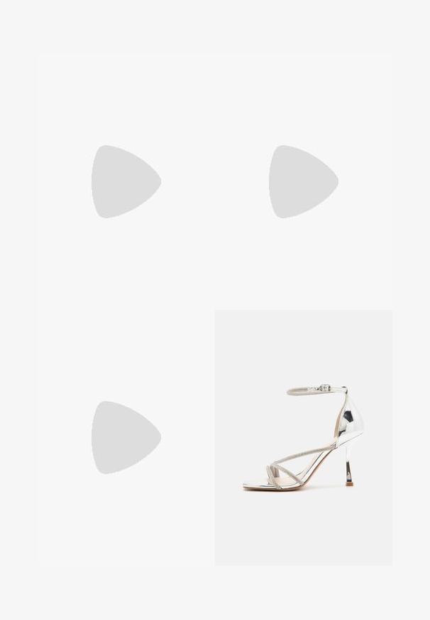 Combinaison noire avec un design à encolure halter, ornée de bords embellis. Silhouette à jambes larges avec des détails plissés à l'avant.; Sandale à talons hauts en argent avec un design à lanières, en matériau scintillant, accents en strass et une fine bride à la cheville. Bout carré et talon poli.; Petit sac pochette rectangulaire gris foncé orné de strass clairs disposés en motif rayonnant, avec une bandoulière chaîne argentée.; Boucles d'oreilles pendantes en argent avec trois grands cristaux carrés en haut et trois filaments de petits cristaux ronds suspendus en dessous.
