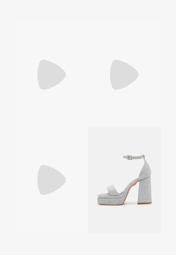 Schwarzer Jumpsuit mit weitem Bein-Design, kurzen, flatternden Ärmeln und einem V-Ausschnitt. Verfügt über einen Schlüsselhole-Rücken und eine taillierte Taille für einen eleganten Look.; Silberne Glitzer-Plateausandalen mit einem breiten Riemen, verstellbarer Knöchelsschnalle und einem klobigen Absatz. Sie haben eine glatte, strukturierte Oberfläche.; Ein Paar rechteckige Sonnenbrillen mit lichtblauen, halbtransparenten Rahmen und dunkelgrauen Gläsern, ausgestattet mit geraden Bügeln und minimalen Hardware-Details.; Silberfarbene metallische Handtasche mit dreieckiger Form, glatter Textur und einem dünnen, verstellbaren Schultergurt. Sie verfügt über ein umklappbares Design mit Nähten.