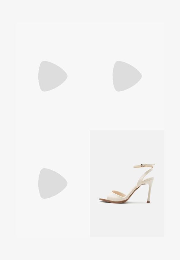Braunes Ein-Schulter-Jumpsuit mit drapiertem Stoffdetail, schmal zulaufenden Beinen und gefaltetem Vorderteil. Hergestellt aus einem weichen, dehnbaren Material.; Beige High-Heel-Sandale mit dünnem Knöchelriemen und goldener Schnalle, offenem Zehenbereich und schlankem Stiletto-Absatz auf weißem Hintergrund.; Weiche, cremefarbene Leder-Clutch mit gerafftem Design und einem dünnen Schulterriemen, der vorne auf einem schlichten Hintergrund liegt.; Paar glänzende goldene Doppel-Loop-Creolen mit Steckverschlüssen vor weißem Hintergrund.