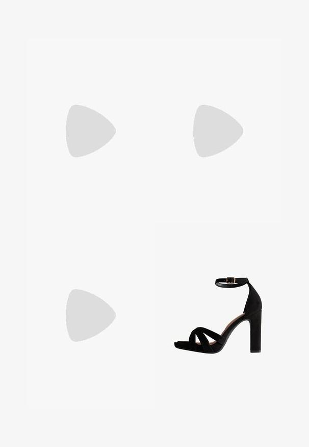 Schwarzer Jumpsuit mit Halterneck-Design und verziertem Saum. Weitere Beinsilhouette mit gefälteltem Detail an der Vorderseite.; Schwarze Wildleder-Pumps mit hohen Absätzen, überkreuzten Riemen, einem Knöchelriemen mit goldener Schnalle und einem Blockabsatz. Sohle und Innenfutter sind beige.; Schwarze rechteckige Clutch, bedeckt mit kleinen Strasssteinen, mit goldener Kette und goldener Namensplakette auf der vorderen Klappe.; DIAMANT L'ÉTERNEL Ohrringe - gold coloured