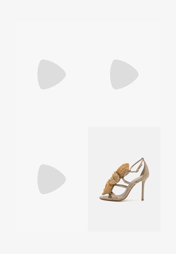 Laivaston haalari, jossa on syvä V-kaula-aukko, hihaton muotoilu ja leveät plecidut lahkeet. Valmistettu sileästä, kevyestä kankaasta, jossa on takana vetoketju.; Beige stiletto-sandaalit, joissa on etuosassa kudottu olkiakseli, ristiin ranskalaiset hihnat ja suljettu takakappale. Pehmeä nahkapintainen yläosa ja pohja.; Mustapintainen neulecardigan, valkoinen paita, farkkuhame siniharmaalla ja mustalla timanttipatternilla, musta käsilaukku ja beige liukuhihnapohjaiset sandaalit.; Hopeista valmistetut renkaat, joissa on kaareva, kiiltävä pinta ja saumatonta muotoilua. Varustettu saranahelalla turvalliseen käyttöön.