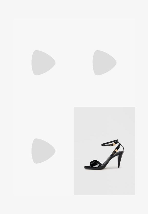 Bodysuit en satin noir avec de fines bretelles spaghetti, un corsage ajusté, une taille plissée et un pantalon à jambes larges. Texture lisse et design minimaliste.; Sandale à talon haut en cuir verni noir avec double bride de cheville et boucles dorées, bout ouvert, et talon effilé sur fond neutre.; Sac à épaule en cuir noir à texture crocodile, avec de longues sangles et un petit charm logo argenté sur une sangle.; Paire de boucles d'oreilles en métal argenté avec un motif abstrait d'anneaux entrelacés sur fond blanc.