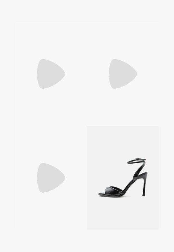 Sort jumpsuit med en flæse på den ene skulderstrop, skræddersyet pasform, smalle ben og struktureret liv. Har en tekstureret stof og en subtil glans.; Sort højhælet sandal med åben tå, tynd stilethæl og ankelrem med spænde på hvid baggrund.; Metallic guld kuvertmappe med en kædetras. Har en tekstureret overflade og geometrisk klapdesign med syede detaljer.; Guldtonede hooop øreringe med en glat, rund form og en poleret finish. Har orange detaljer på bagsiden for sikker fastgørelse.