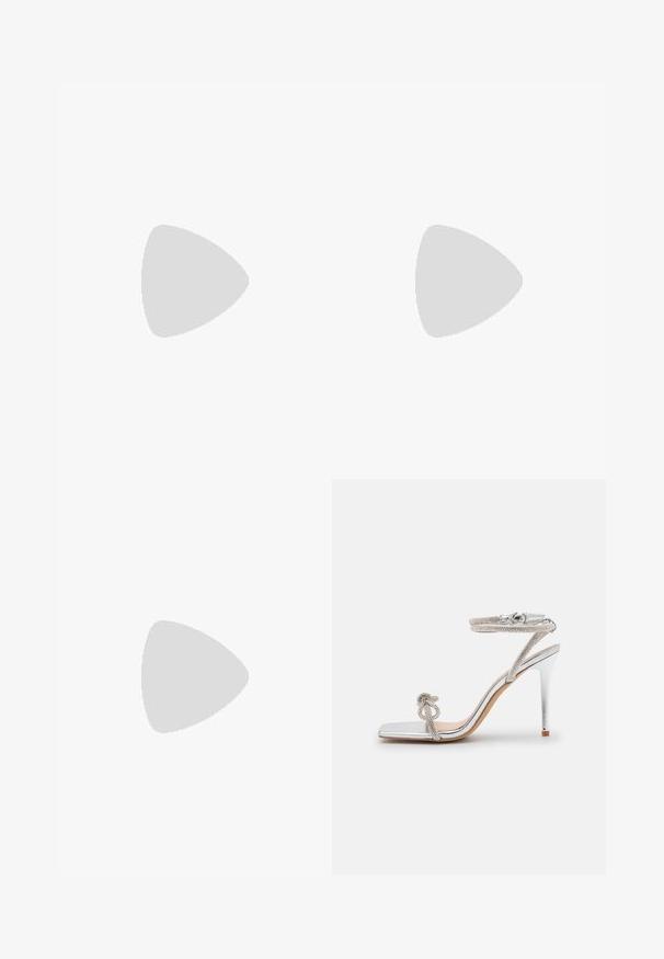 Zwart jumpsuit met een halternekontwerp, voorzien van versierde rand. Wijd gesneden silhouet met geplooide details aan de voorkant.; Zilveren hoge sandaal met een vierkante neus, metallic materiaal, een riem met accenten van strass en een verstelbare enkelgesp.; Metalen zilveren clutch met een envelopontwerp, verrijkt met een gestructureerd patroon, voorzien van een afneembare kettinghengsel.; Transparante rechthoekige oorbellen in een watervalontwerp, met meerdere gekoppelde stenen, gezet in zilverkleurig metaal met een gepolijste afwerking.