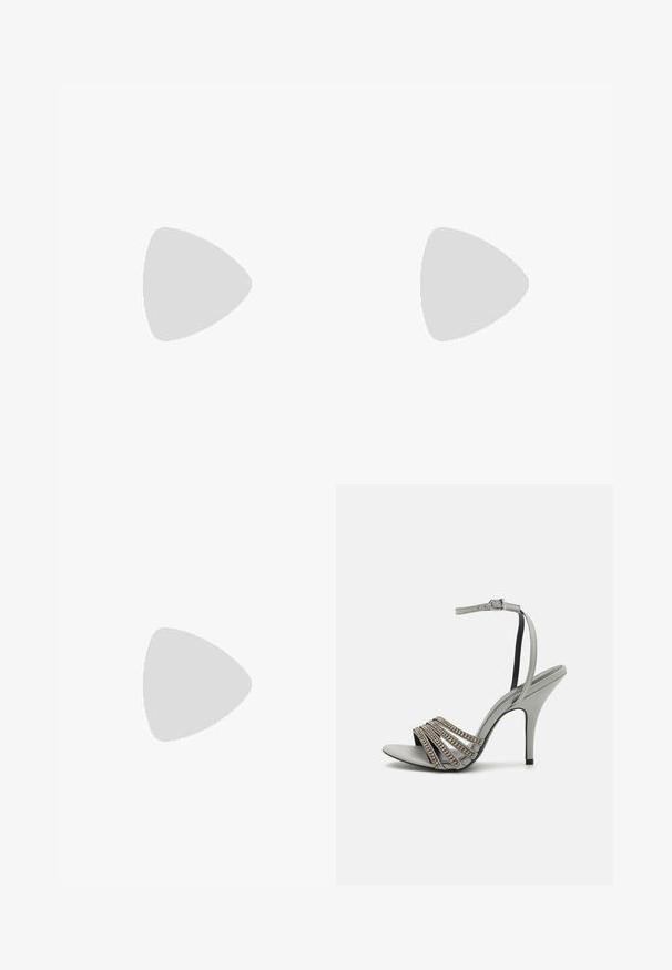 Schwarzer, bodenlanger Overall, der mit glänzenden Pailletten bedeckt ist, mit langen Ärmeln und breitem satiniertem Reverskragen.; Graue High-Heel-Sandale mit glatter Textur, ausgestattet mit fünf parallelen Riemen, die mit kleinen dekorativen Steinen verziert sind, und einem schmalen Knöchelriemen.; Schwarze, plissierte Ledertasche mit Kordelzug, goldener Kettenriemen und kleinem, horizontalem goldfarbenem Akzent auf der Vorderseite.; Silberne Tropfenohrringe mit glatten, runden, reflektierenden Oberflächen, die an Hakenverschlüssen hängen. Der Hintergrund ist reinweiß.