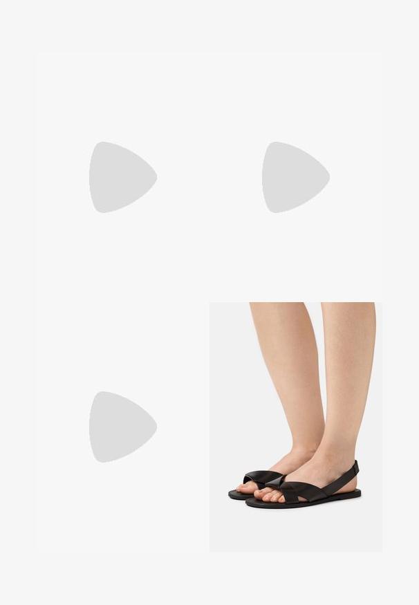 Schwarzer Jumpsuit mit V-Ausschnitt, ärmellosem Design, weit geschnittenen Hosenbeinen und elastischem Bund. Hergestellt aus glattem, leichtem Stoff.; Schwarze flache Sandalen mit überkreuztem Riemendesign, aus glattem synthetischem Material gefertigt. Minimalistischer Stil mit offenem Rücken und flachen Sohlen.; Schwarze Cat-Eye-Sonnenbrille mit matter Oberfläche, grauen getönten Gläsern, scharfen Kanten und schlanken Bügeln. Der Markenname ist auf dem inneren Bügel sichtbar.; Silberne Metall-Hoops mit strukturiertem Design, ausgestattet mit einem kleinen Steckverschluss und Branding an einem Hoop. Abgerundete Form mit glänzender Oberfläche.