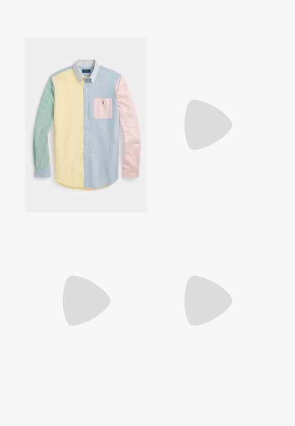 Langärmeliges Hemd mit Knopfverschluss im Color-Block-Design in Pastellgelb, Grün, Blau und Rosa, mit gestreiftem Kragen und Brusttasche mit Logo.; Dunkelblaue Slim-Fit-Jeans mit vorderem Knopf und Reißverschluss, fünf Taschen sowie dezenter Verfärbung an den vorderen Oberschenkeln und Knien.; Weiße Leder-Sneaker mit grünem Fersenakzent, strukturiertem Wildleder-Paneel, Gummisohle und besticktem Logo an der Seite. Verfügt über ein Schnürdesign.; Geflochtener hellbrauner Stoffgürtel mit silberner Metallschnalle und braunen Lederakzenten, einschließlich eines aufgenähten Logopatches am Ende.