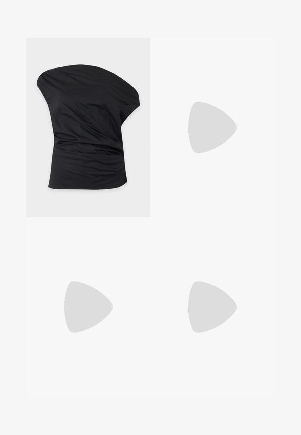 Zwarte asymmetrische one-shoulder top met zachte plooien aan de zijkant, gemaakt van gladde stof.; Witte flared jeans van denim, met een hoge taille, subtiele uitsnijdingen en vijf-pocket styling. Metalen knoop en ritsluiting.; Zwarte leren mule met puntige neus, riemdesign met uitsnijdingen en lage kittenhiel op een witte achtergrond.; Zachte donkerbruine leren schoudertas met geknoopte uiteinden en een korte gouden kettingriem, tegen een effen lichte achtergrond.
