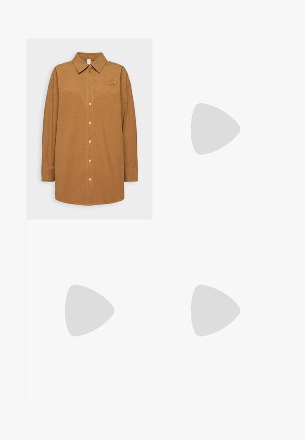 Résumé PIPPA - Hemdbluse - breen; Schwarze Jeans mit geradem Bein, Vordertaschen, Gürtelschlaufen und Knopfverschluss auf einfarbigem Hintergrund.; Beige Wildleder-Stiefeletten mit spitzer Zehenpartie und niedrigem schwarzen Blockabsatz, getragen zu hellblauen Jeans mit geradem Bein.; Beiger Ledergürtel mit genähten Kanten, rechteckiger Metallschnalle und fünf Einstelllöchern am Riemen.