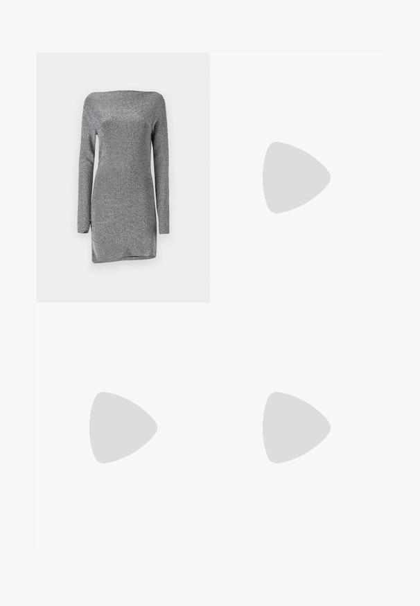 Sølvfarvet, langærmet kjole med en tætsiddende silhuet, lavet af et struktureret, glitrende stof, med en off-the-shoulder halsudskæring og en sideslids.; Lysblå denim shorts med en slidt finish, opfoldede manchetter, femlommesdesign og en knaplukning i taljen.; Sorte patenterede lædersædler med spidse tæer, slank høj hæl og dobbelt elastisk rem for sikker pasform. Glat, skinnende overflade.; Sort læderhåndtaske med en glat tekstur. Har en justerbar stropp og et enkelt, minimalistisk design med lynlås.