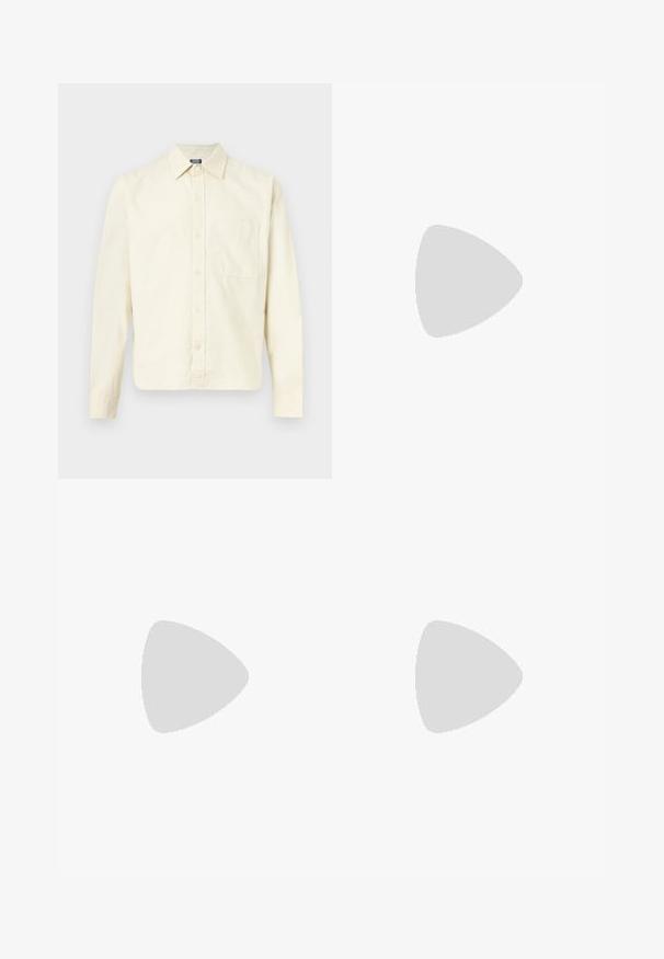 Langærmet cremefarvet skjorte med krave, knapper foran og en enkelt brystlomme, vist mod en lys baggrund.; ONLY ONLWAUW MID WAIST - Jeans Slim Fit - medium blue denim; Hvide læder sneakers med tanfarvet gummisål, flade snørebånd og V-formet detalje på siden. Har en glat overflade og minimale syninger.; Sort blød stofnettaske med brede håndtag og en tynd sort-hvid flettet skulderrem.