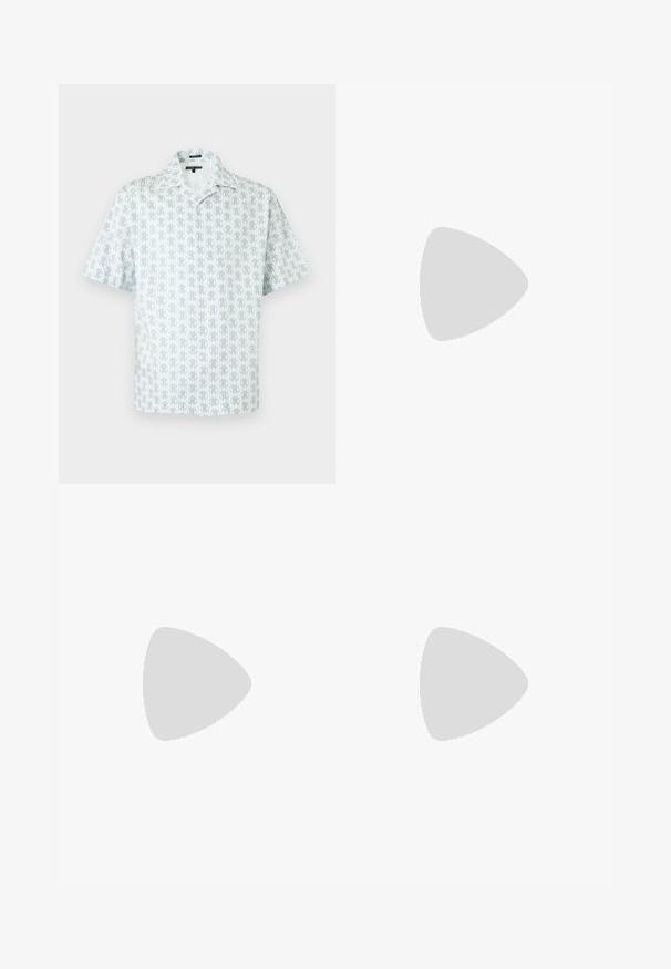 Kortærmet hvid skjorte med gråt geometrisk mønster over det hele og en afslappet krave.; Grå denimjeans med lige pasform, der har frontlommer, synlige sømme og en falmet finish. Materialet har en glat overflade.; Hvid lædersneaker med rundet tå, flad sål og snørebånd foran. Har syningsdetaljer og polstret krave for komfort.; Sort tekstureret crossbodytaske med klaplukning og et lille metallogo foran, vist mod en ensfarvet baggrund.