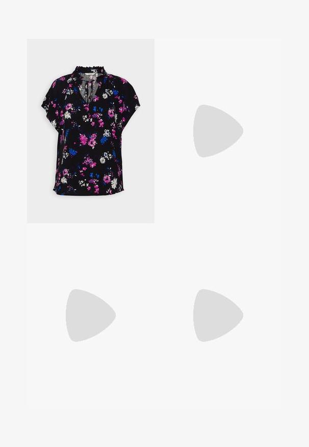b.young FRILL - Bluse - black mix; Lyseblå denimjeans med høj talje, brede ben og frontfolder. Har typisk syning og en knaplukning i taljen.; Sorte platform sandaler med quiltede stropper, åben tå og justerbar ankelrem. Tekstureret gummisål med zigzag mønster for godt greb.; Sorte rektangulære solbriller med mørkt tonede linser, tyk plastramme og brede stænger. Glat overflade og kantet design.