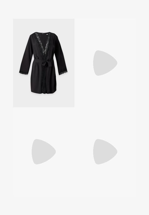 Schwarze knielange Robe mit langen Ärmeln, Spitzenbesatz entlang des Ausschnitts, der Manschetten, der Vorderkanten und einem gebundenen Taillengürtel.; Schwarze, hoch taillierte Hose mit leicht ausgestelltem Bein und einem V-förmigen Nahtdetail am Bund.; Schwarze, pelzige Slipper-Sandalen mit einer weichen Textur, offener Zehenpartie und flacher schwarzer Sohle. Keine sichtbaren Beschläge oder Muster.; Halskette aus goldfarbenem Metall mit einem schlanken, gedrehten Design, einem Verschluss und verstellbarer Länge. Glatte Textur und glänzende Oberfläche.